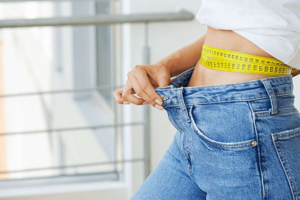 mulher em jeans tamanho maior depois de perder barriga