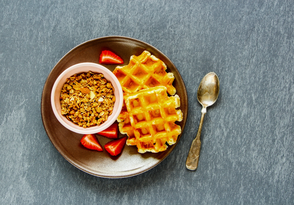 prato com waffles e granola