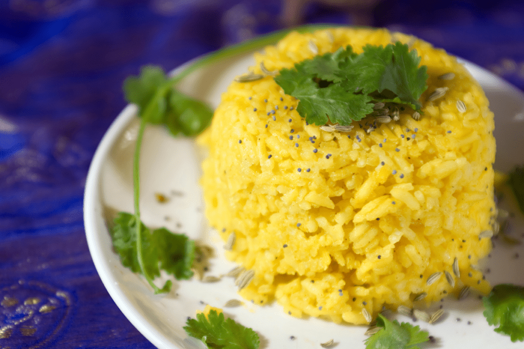 porção de arroz de cúrcuma, como sugestão para alivio da má digestão 