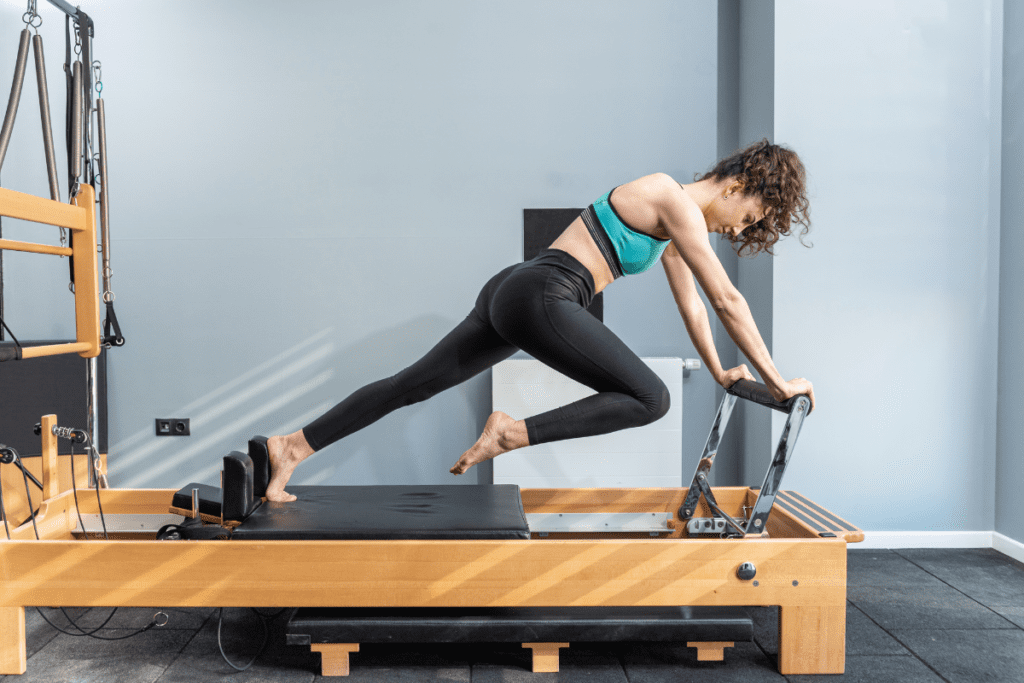 exercício de pilates na maquina de pilates