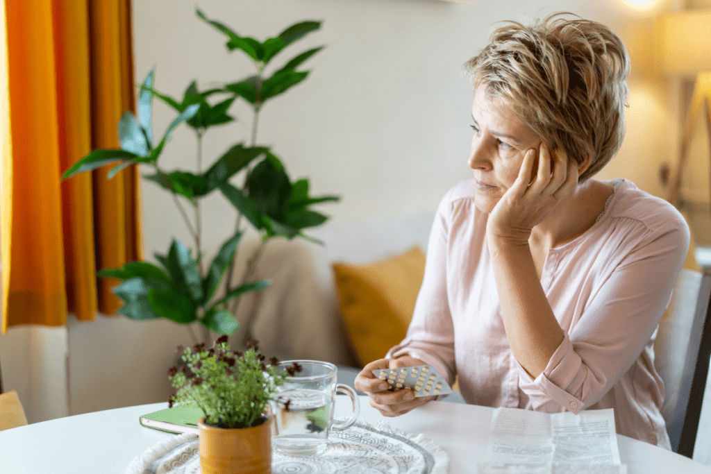 mulher preocupada com sua menopausa