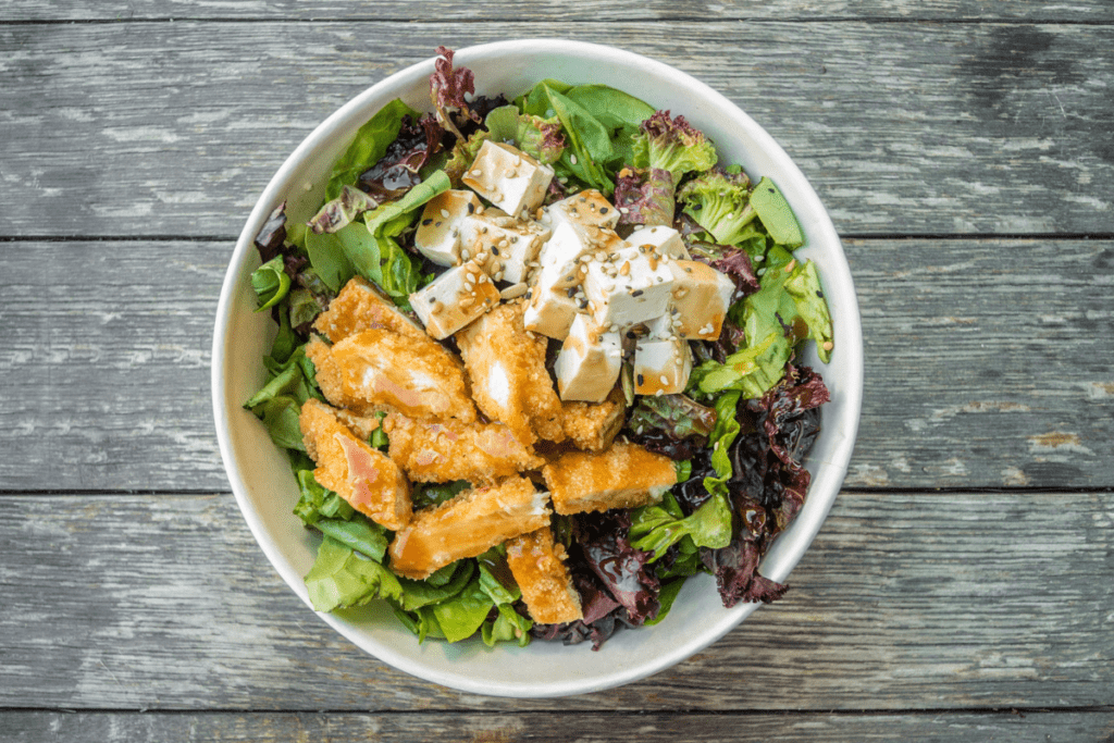 salada de folhas verdes com frango crocante e tofu