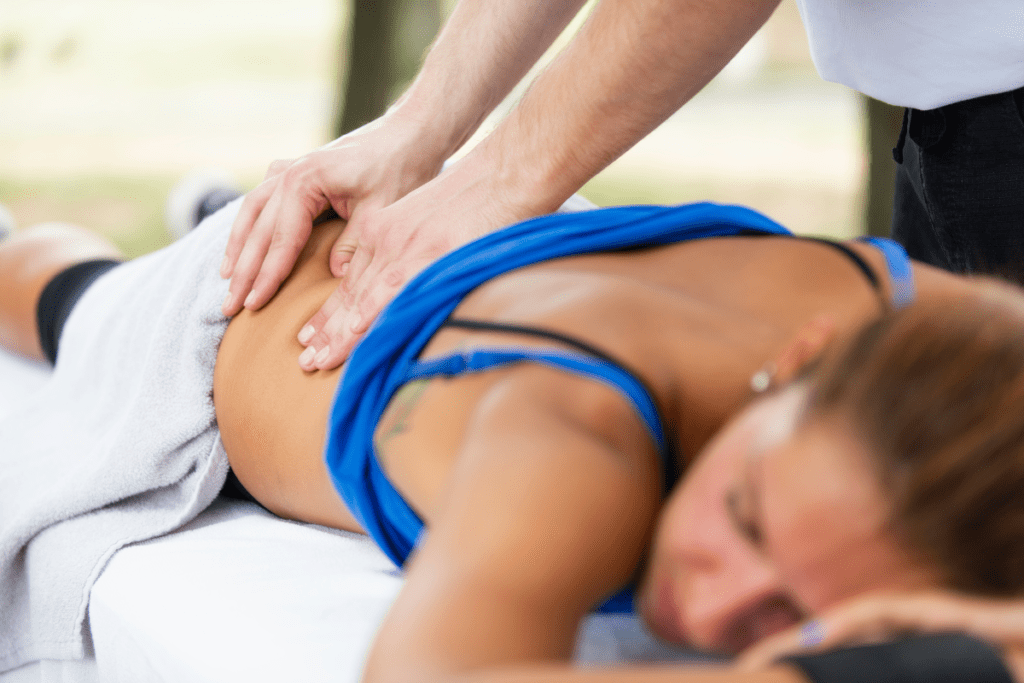 mulher jovem na massagem desportiva