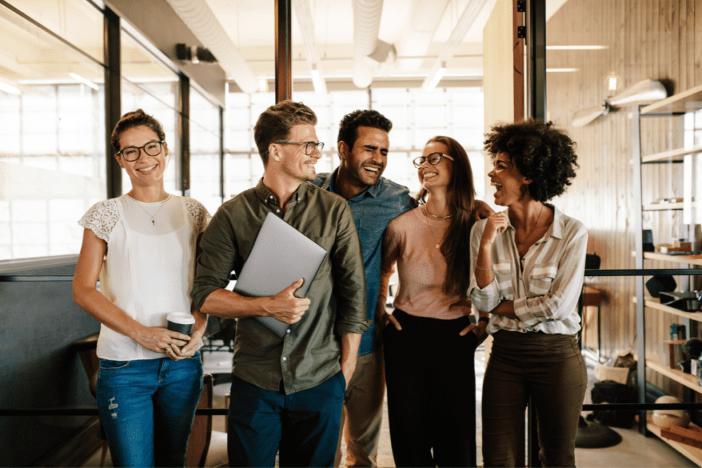 time de empresários de sucesso sorrindo