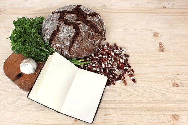 alimentos e um caderno em branco , para anotação de um diário alimentar