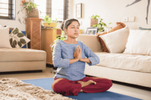 meditando em casa