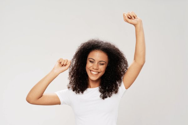 mulher feliz com uso do Bifidobacterium bifidum